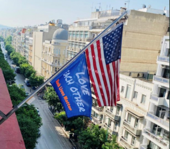 Θεσσαλονίκη: Σημαία με σύνθημα στο αμερικανικό προξενείο για τα δύο χρόνια από τη δολοφονία του Τζορτζ Φλόιντ