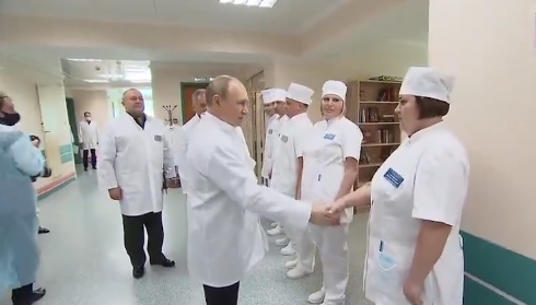 Ρωσία: Ο Πούτιν επισκέφθηκε τραυματίες στρατιώτες στη Μόσχα