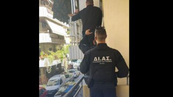 Ατρόμητοι αστυνομικοί σκαρφάλωσαν σε μπαλκόνι για να προσφέρουν τις πρώτες βοήθειες σε ηλικιωμένη