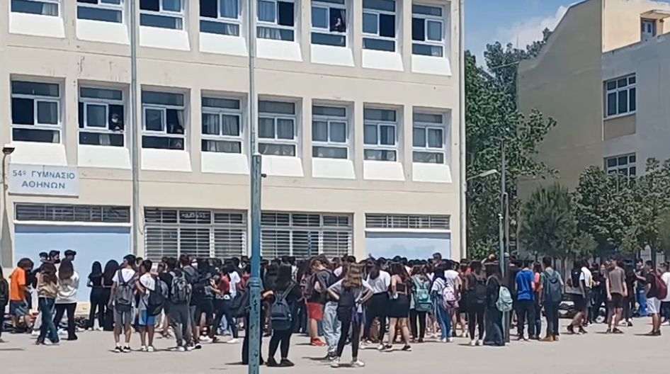 Αυτοκτονία 14χρονου: Μπήκα στο δωμάτιο να τον ξυπνήσω και τον βρήκα κρεμασμένο με τη ζώνη είπε η μητέρα στους αστυνομικούς