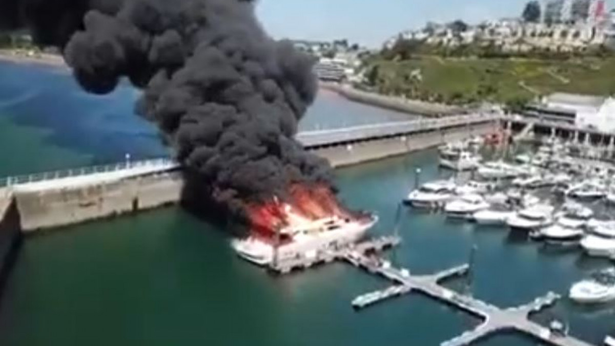 Βρετανία: Μεγάλη έκρηξη και φωτιά σε σούπερ-γιοτ στο λιμάνι του Ντέιβον (video)