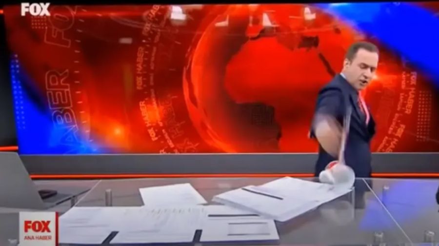 Τούρκος παρουσιαστής τα… έσπασε on air – Έγινε έξαλλος με ρεπορτάζ για τους αγρότες