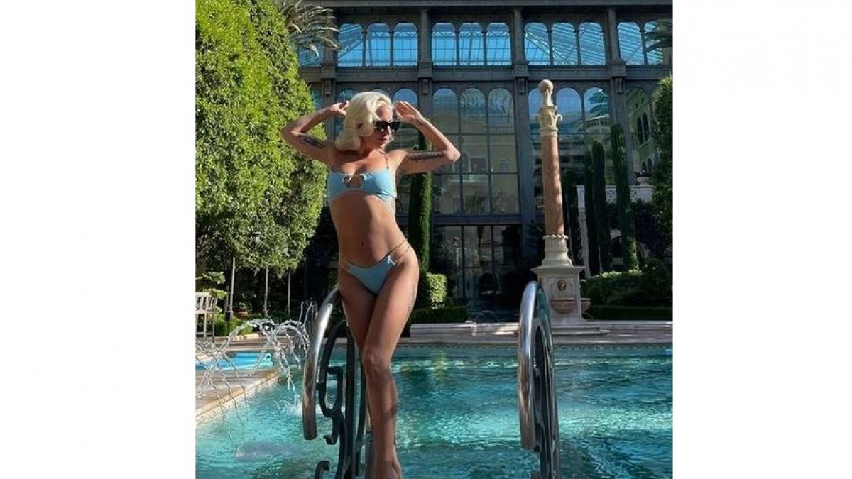 H Lady Gaga ποζάρει με μπικίνι και προκαλεί χαμό στο Instagram