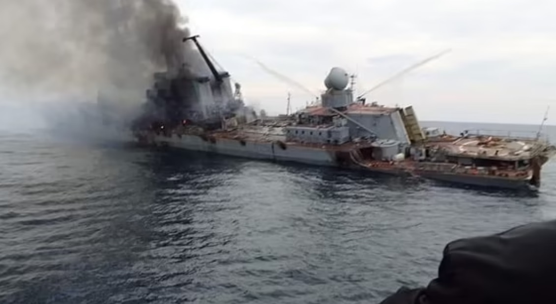 Πόλεμος στην Ουκρανία: Διάλογοι του πληρώματος του “Moskva” λίγο πριν βυθιστεί – “Το πλοίο γέρνει στο πλάι”