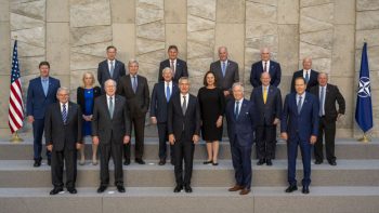 ΝΑΤΟ: Συνάντηση Στόλτενμπεργκ με αντιπροσωπεία του Κογκρέσου των ΗΠΑ – Ανάμεσά τους και ο Μενέντεζ