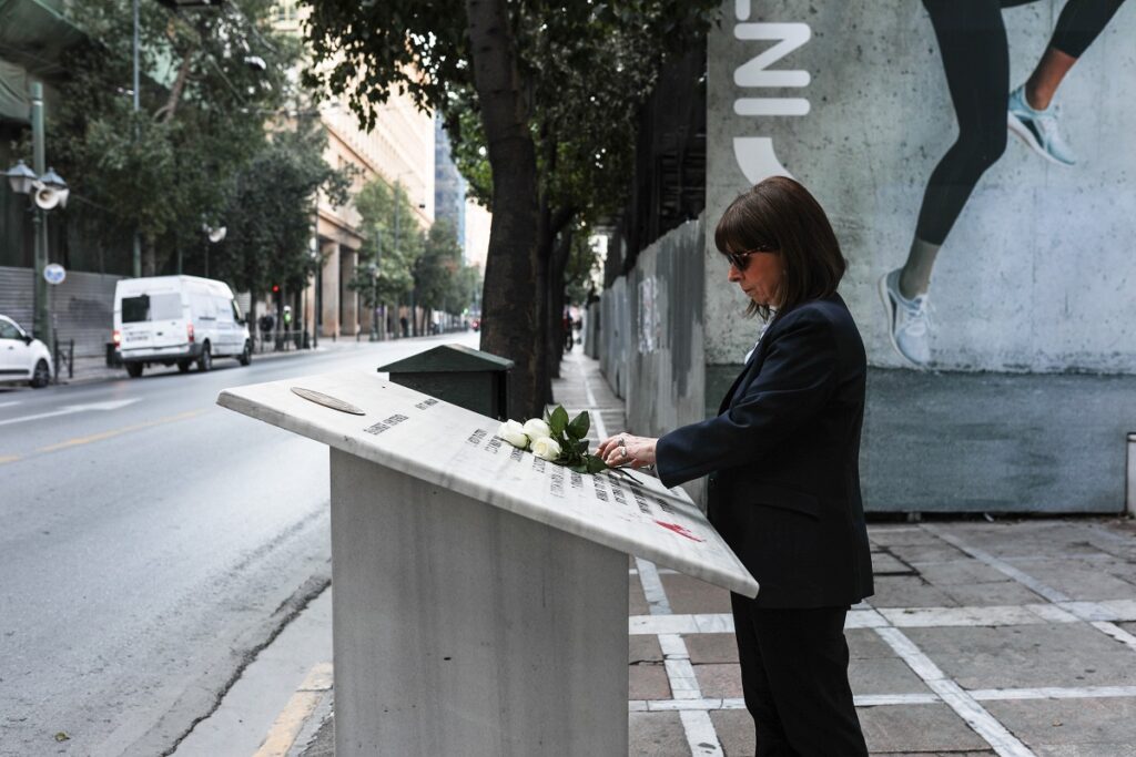 Η Κ. Σακελλαροπούλου άφησε λουλούδια στο μνημείο των θυμάτων της Marfin (ΦΩΤΟ)
