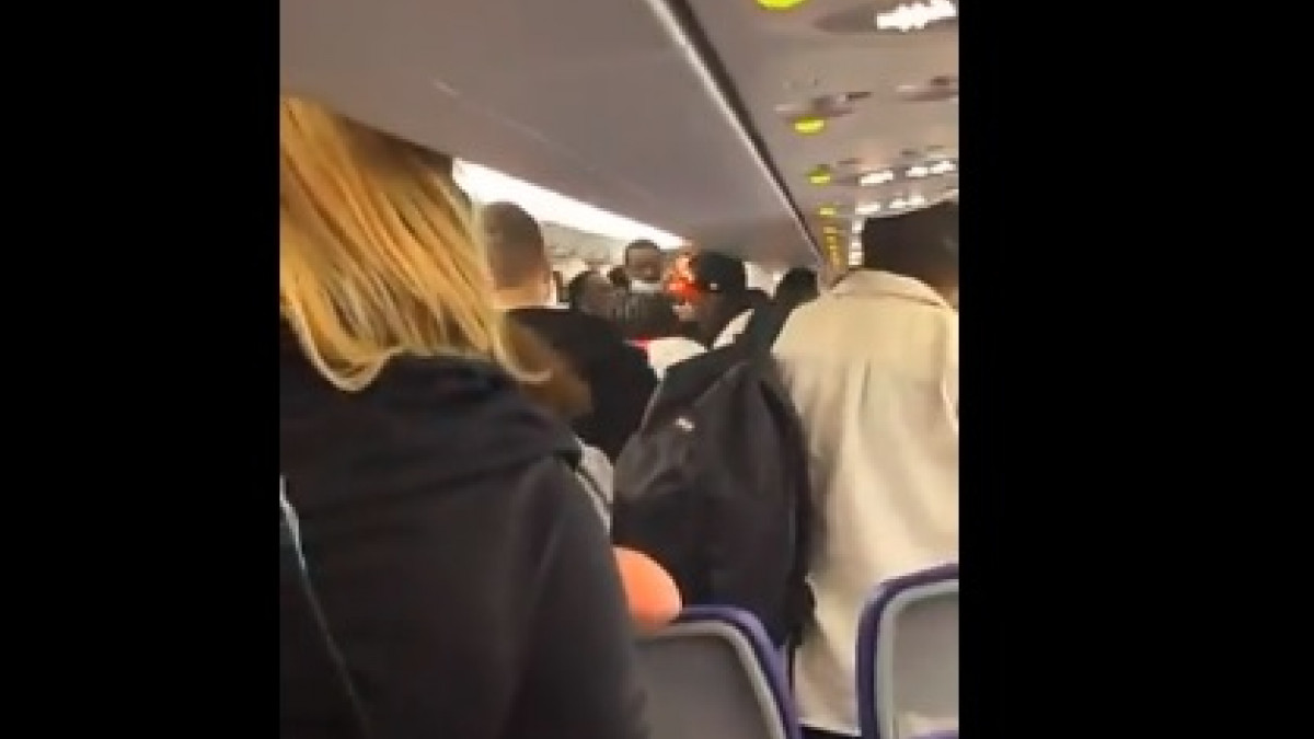 Σκηνές χάους σε πτήση προς την Κρήτη: Επίθεση μεθυσμένων επιβατών στον πιλότο – Δείτε βίντεο