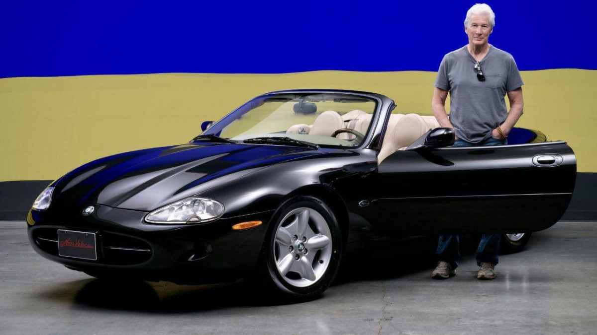 Ο Ρίτσαρντ Γκιρ πούλησε ένα σπάνιο αυτοκίνητο σε δημοπρασία για να βοηθήσει την Ουκρανία