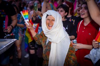 Η ηλικιωμένη που παρέλασε στο Thessaloniki Pride και συγκίνησε (ΦΩΤΟ)