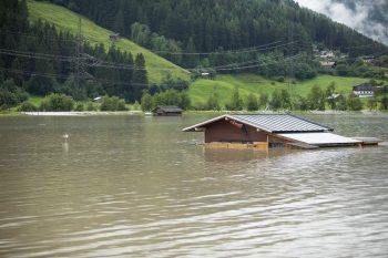 Αυστρία: Αποκλείστηκαν χωριά λόγω πλημμυρών και κατολισθήσεων