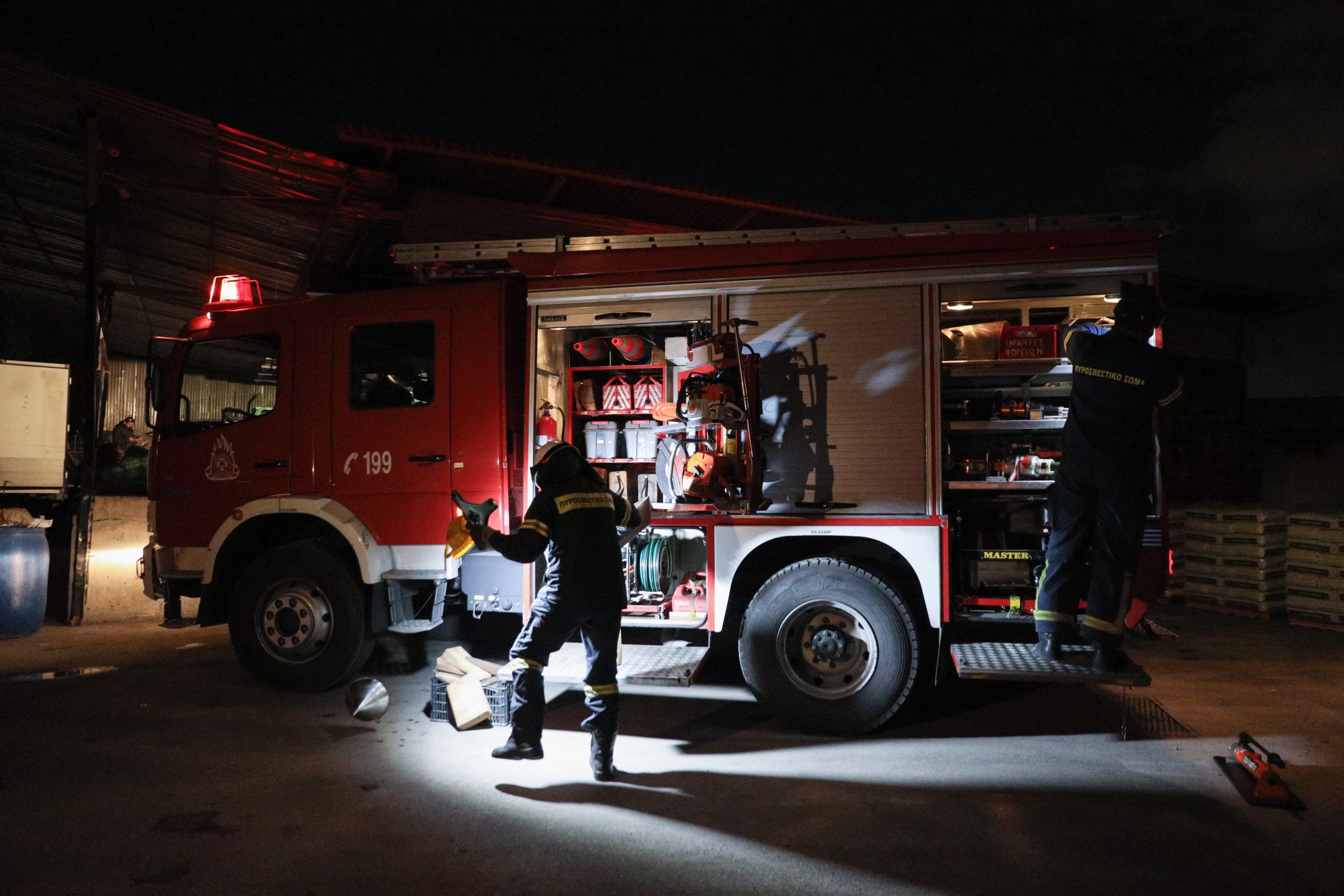Μήνυμα του 112 στους κατοίκους του Ασπρόπυργου – Πύρινη κόλαση σε εργοστάσιο πλαστικών
