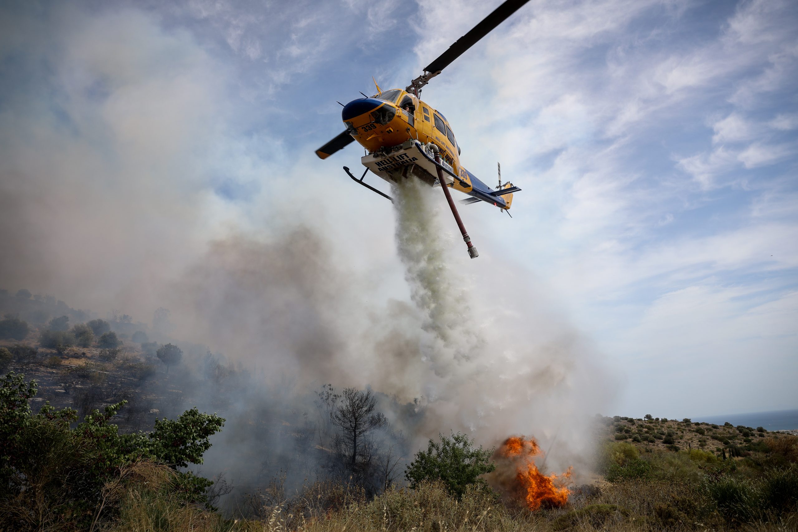 Μεγάλη η φωτιά στην Άμφισσα – Απομακρύνουν τους κατοίκους από την Βόρεια Ιτέα