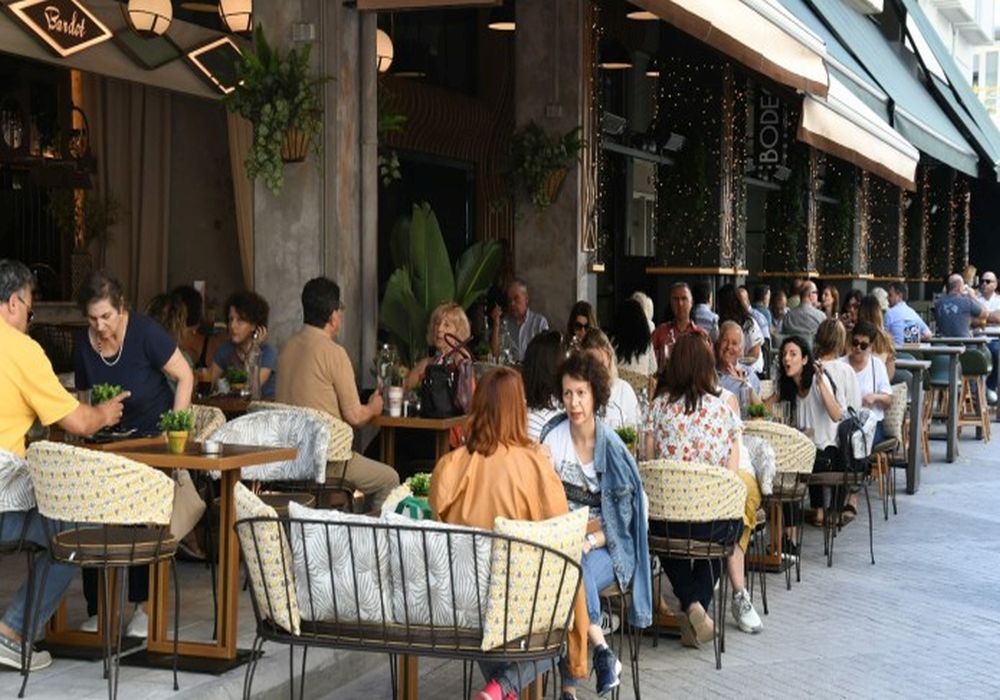 Οι Έλληνες αλλάζουν τον καφέ αλλά όχι τις συνήθειές τους…