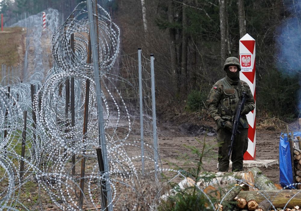 Πολωνία: Ολοκληρώθηκε σχεδόν η κατασκευή ενός φράχτη στα σύνορα με τη Λευκορωσία