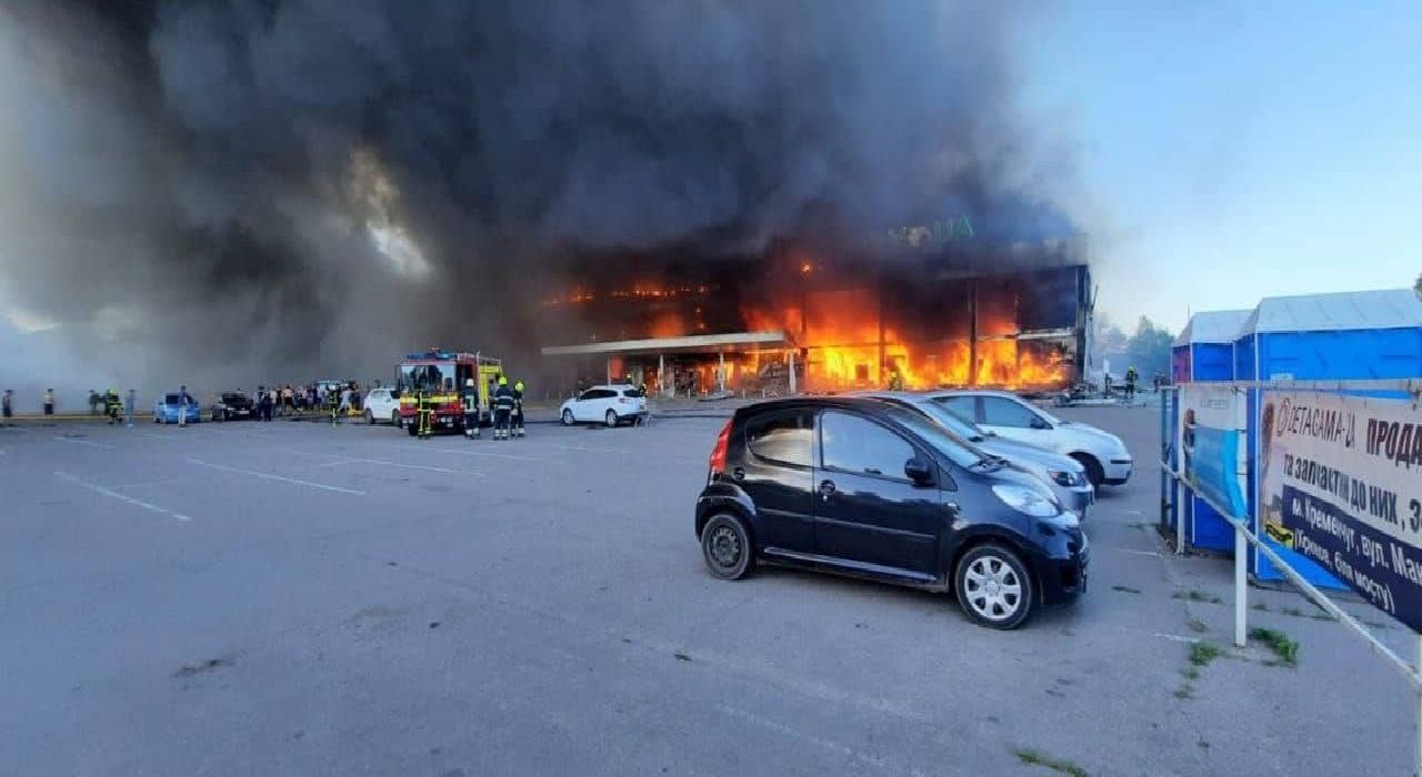Ουκρανία: Φόβοι για δεκάδες θύματα από ρωσική επίθεση με πυραύλους σε εμπορικό κέντρο (ΦΩΤΟ + Video)