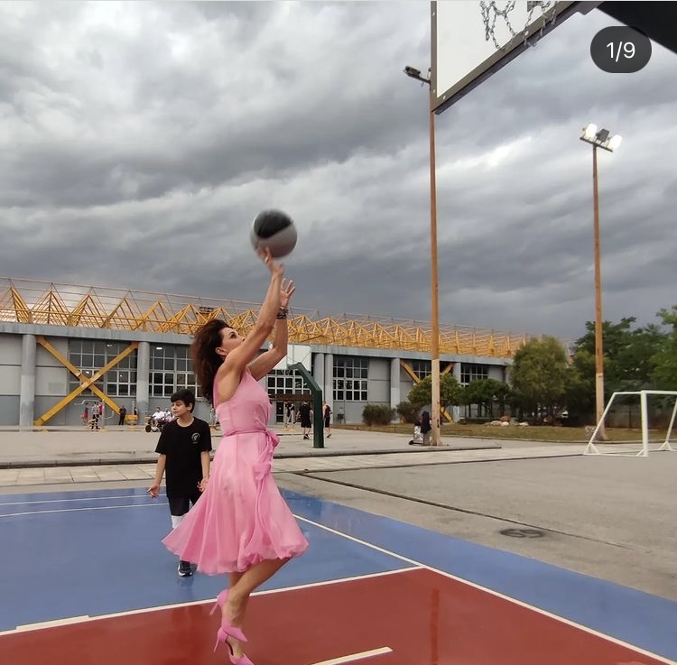 Το εύστοχο σουτάκι της Πατουλίδου με γόβα και φόρεμα