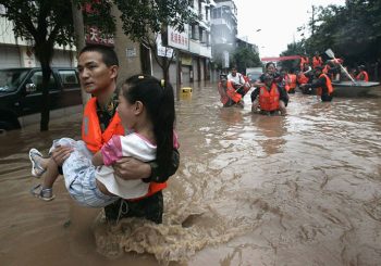 Κίνα: Εκατοντάδες χιλιάδες εγκατέλειψαν τις εστίες τους λόγω πλημμυρών