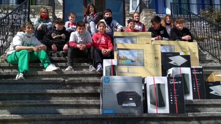 Προτζέκτορες και PC έστειλε το Μαξίμου σε σχολείο στον Λούρο Πρέβεζας