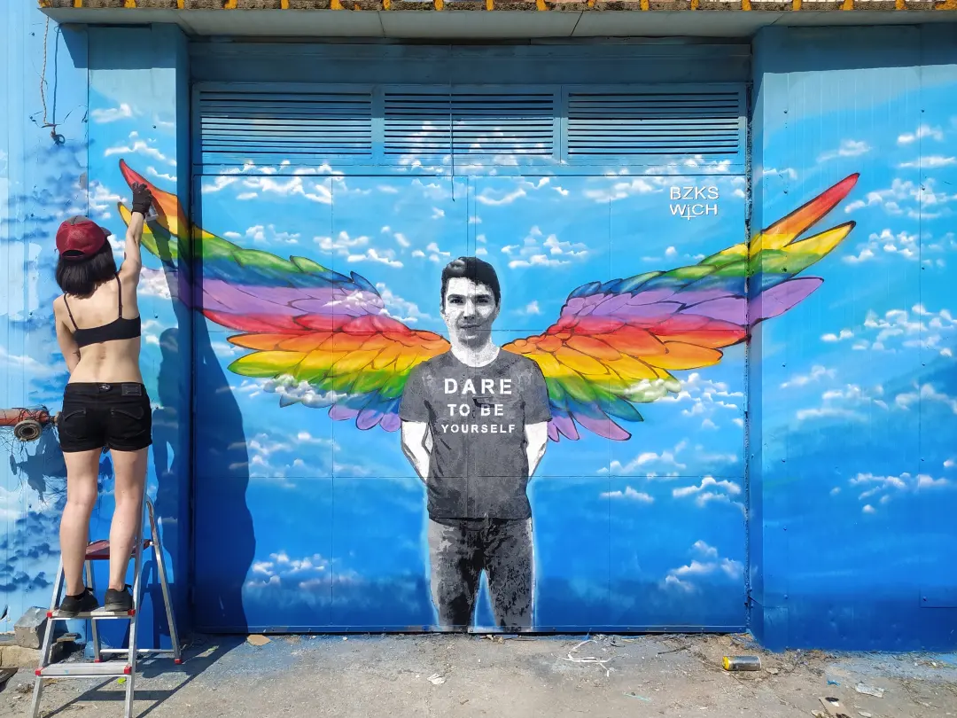 Ο Ζακ «εμφανίστηκε» με πολύχρωμα φτερά στη Θεσσαλονίκη