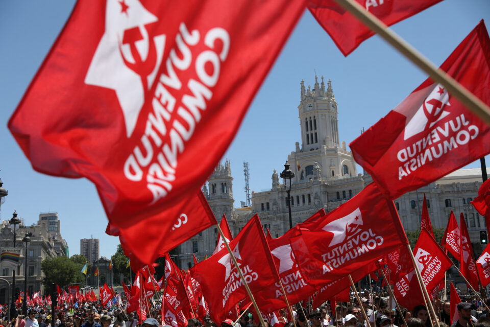 Χιλιάδες διαδηλωτές στους δρόμους της Μαδρίτης κατά της Συνόδου Κορυφής του ΝΑΤΟ-Κρατούσαν σημαίες της πρώην Σοβιετικής Ένωσης