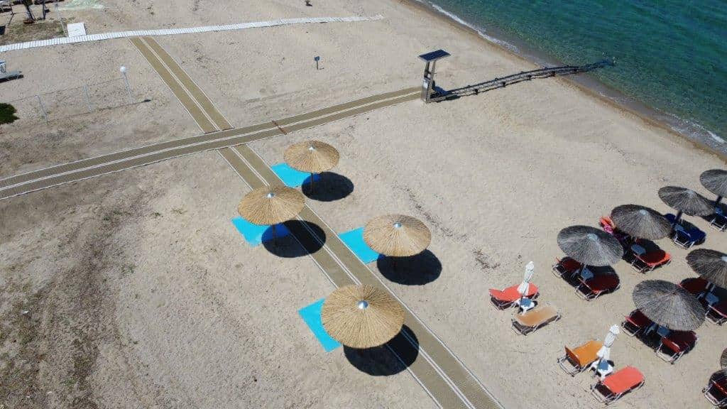 Χαλκιδική: Τέσσερις παραλίες του δήμου Αριστοτέλη ιδανικές και για άτομα με αναπηρία