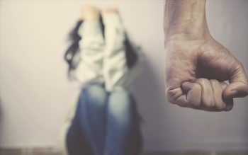 Τετραπλάσιο το ποσοστό ενδοοικογενειακής βίας στην Ελλάδα