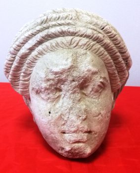 Θεσσαλονίκη: Βρέθηκε μαρμάρινη κεφαλή αγάλματος μέσα σε διαμέρισμα (ΦΩΤΟ)