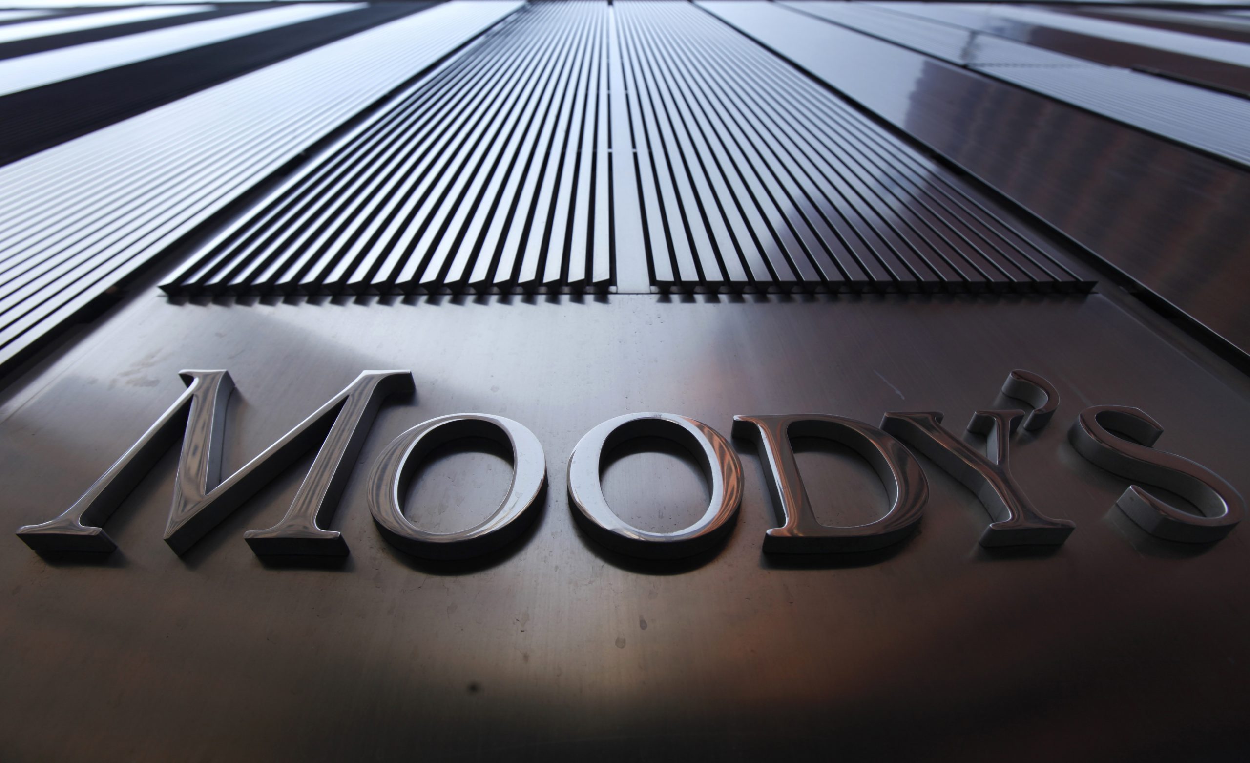 O Moody’s αναβάθμισε σε θετικές από σταθερές τις προοπτικές για την Εθνική και την Eurobank