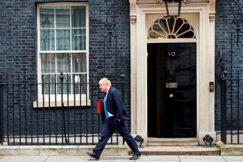 Σε κρίση η Βρετανία – Πέντε παραιτήσεις βουλευτών και υπουργών