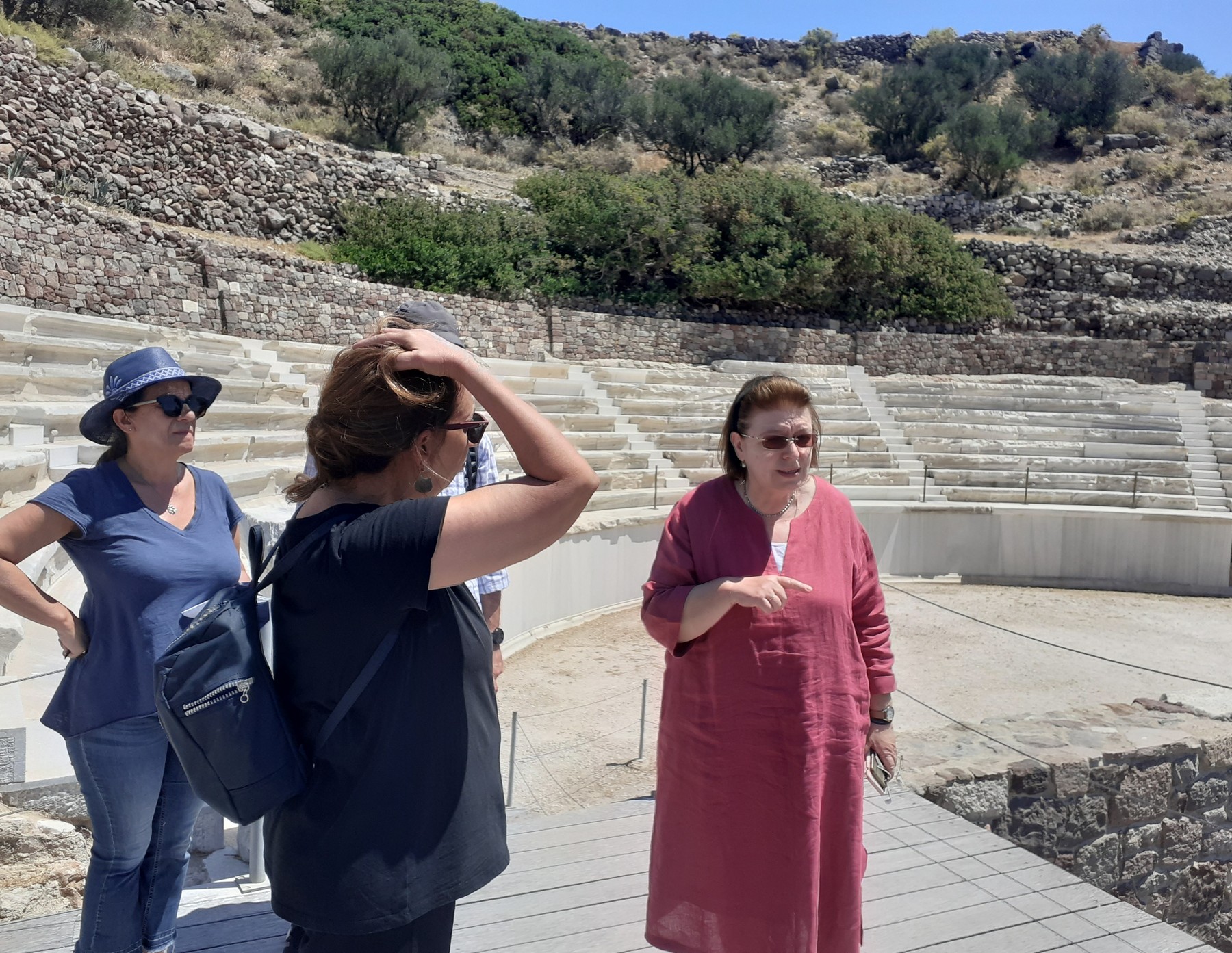 Αυτοψία Λ. Μενδώνη σε μνημεία  των Δυτικών Κυκλάδων και προγραμματισμό νέων έργων