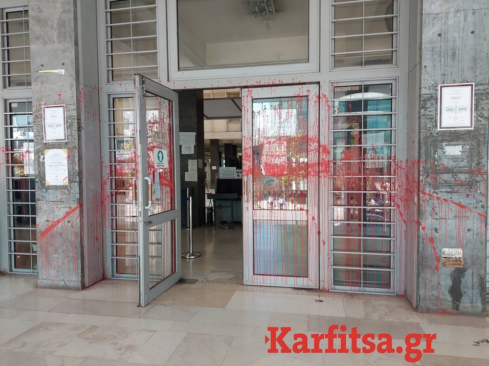 Θεσσαλονίκη: Μπογιές και τρικάκια στην είσοδο των Δικαστηρίων (ΦΩΤΟ)