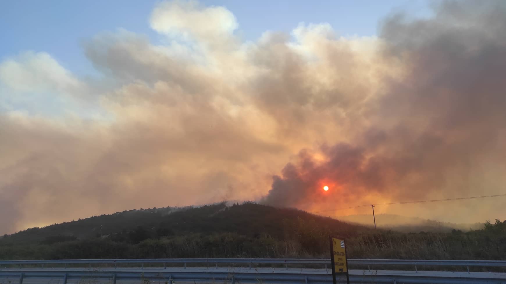 Μεγάλη αναζωπύρωση στη Δαδιά – Μήνυμα του 112 για προληπτική απομάκρυνση των κατοίκων