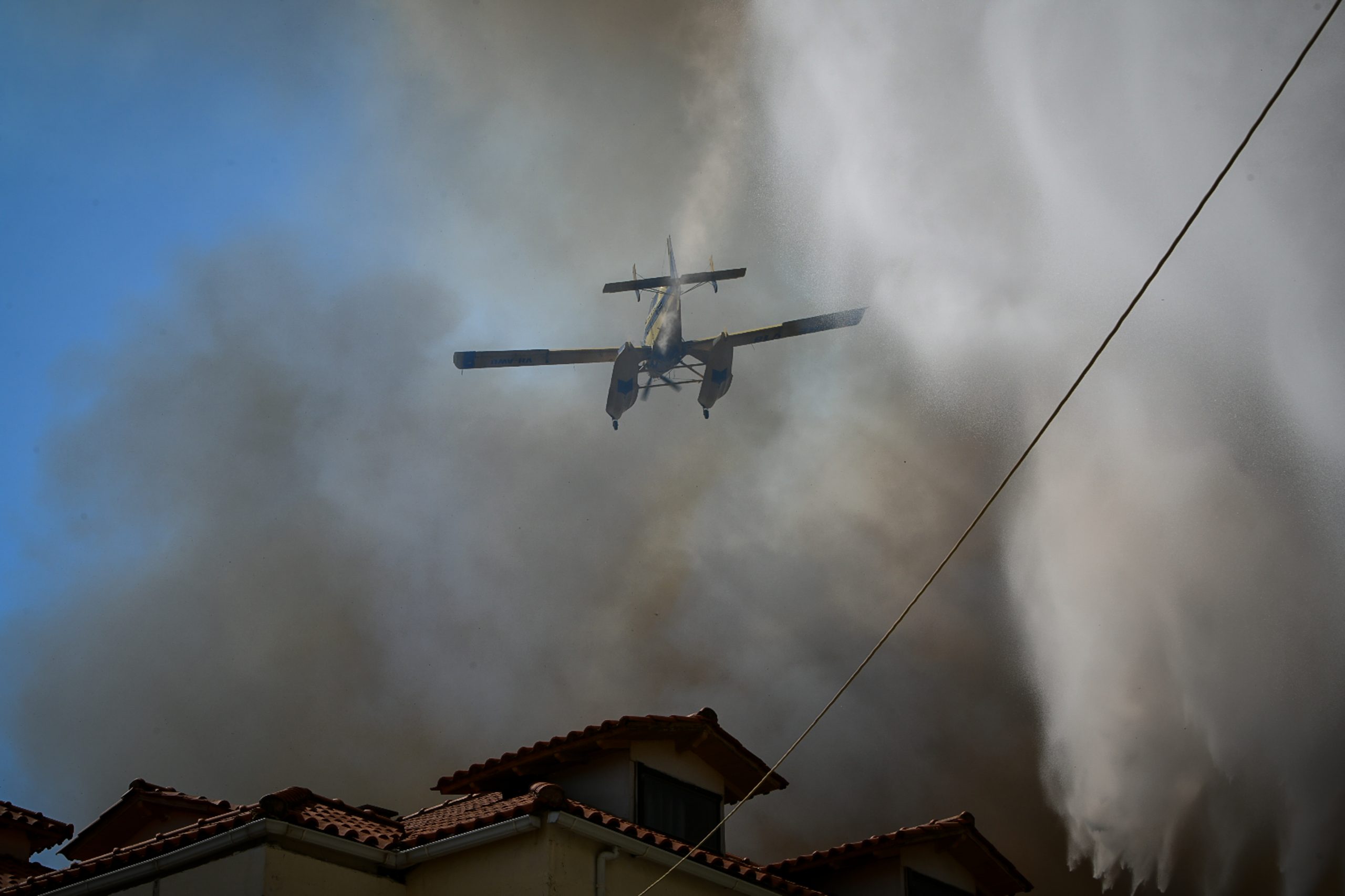 Ανεξέλεγκτη η πυρκαγιά στα Κρέστενα Ηλείας: Καίγονται σπίτια, εκκενώνεται  κατασκήνωση στη Φρίξα (φωτό)