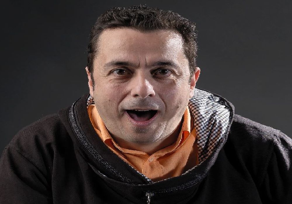 Stand up comedy με τον Κωνσταντίνο Ραβνιωτόπουλο στην ταράτσα Στρατηγού Καλλάρη 5!