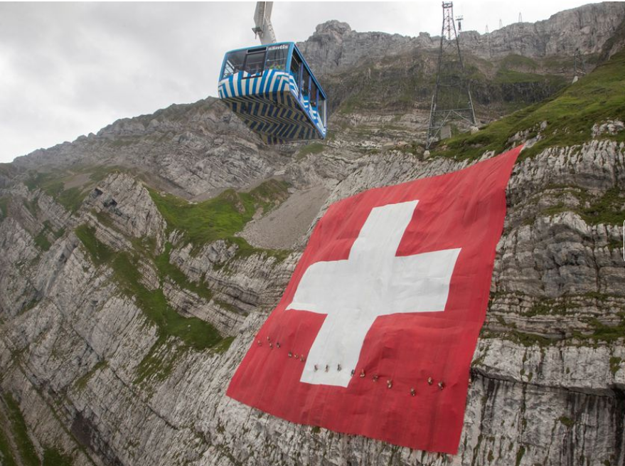 Η μεγαλύτερη ελβετική σημαία του κόσμου ξεδιπλώθηκε στον γκρεμό των Άλπεων