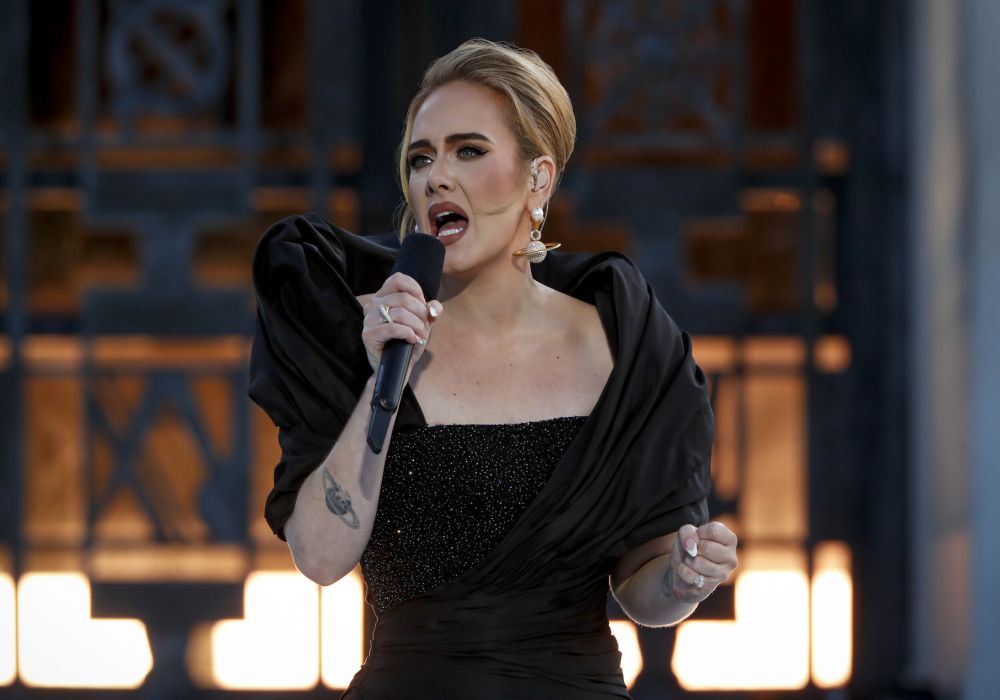 Η τραγουδίστρια Adele επέστρεψε στη μουσική σκηνή!