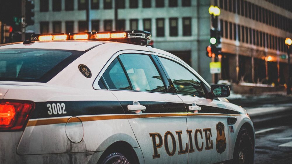 ΗΠΑ: Σοκ με αστυνομικό που ρίχνει μπουνιά σε γυναίκα που φοράει χειροπέδες (ΦΩΤΟ)