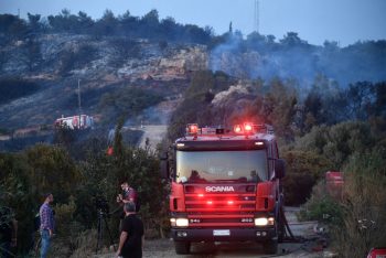 Πυρκαγιά στην Πρέβεζα: Στη «μάχη» της κατάσβεσης και εναέρια μέσα