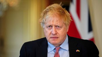Βρετανία: Αποκλείει το ενδεχόμενο να παραιτηθεί ο Μπ. Τζόνσον