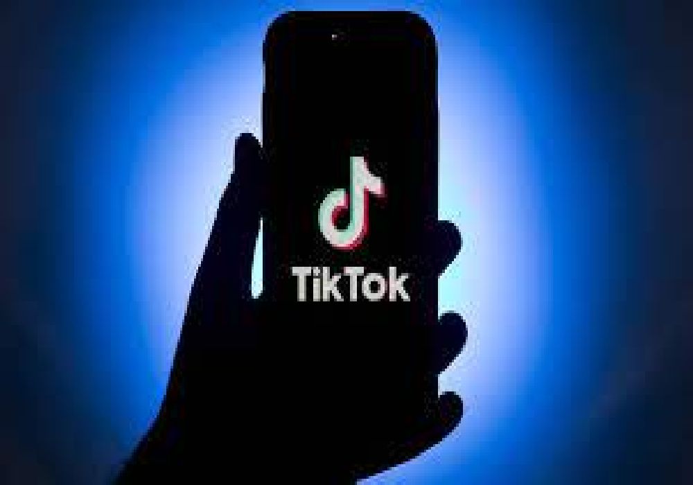Σε πρόκληση στο TikTok αποδίδονται βαθιές τρύπες που εντοπίζονται σε παραλίες της Φλόριντα