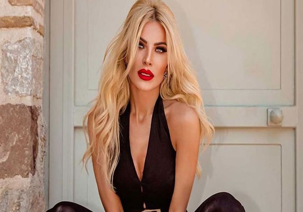 Η Κατερίνα Καινούργιου με χρυσό διάφανο μίνι φόρεμα!