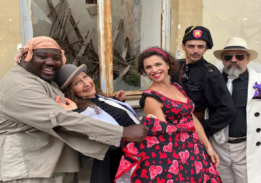 Η θεατρική παράσταση «Τρελοί έρωτες σε σκοτεινούς καιρούς ή απλά… Λα Μοσκέτα» στο Υπαίθριο θέατρο Συκεών – Νεάπολης!