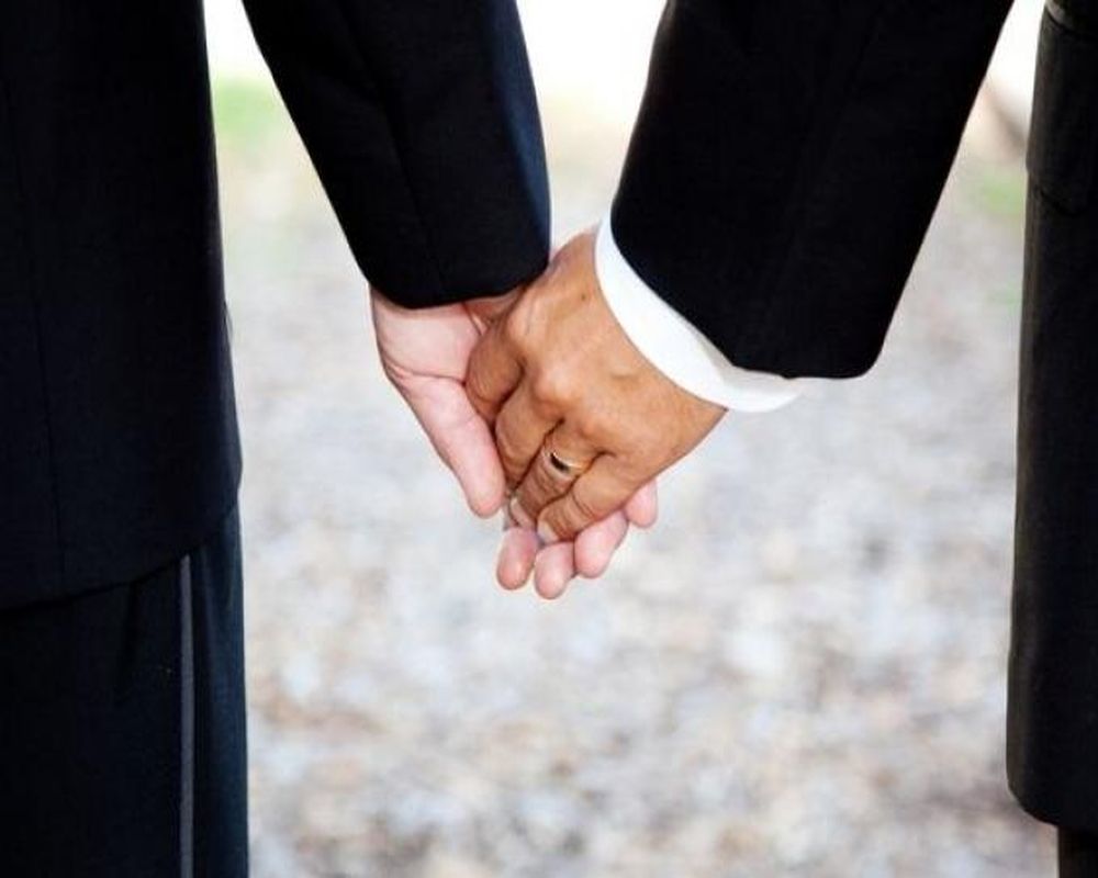 Ελβετία: Πραγματοποιήθηκαν σήμερα οι πρώτοι γάμοι ομοφυλοφίλων στη χώρα