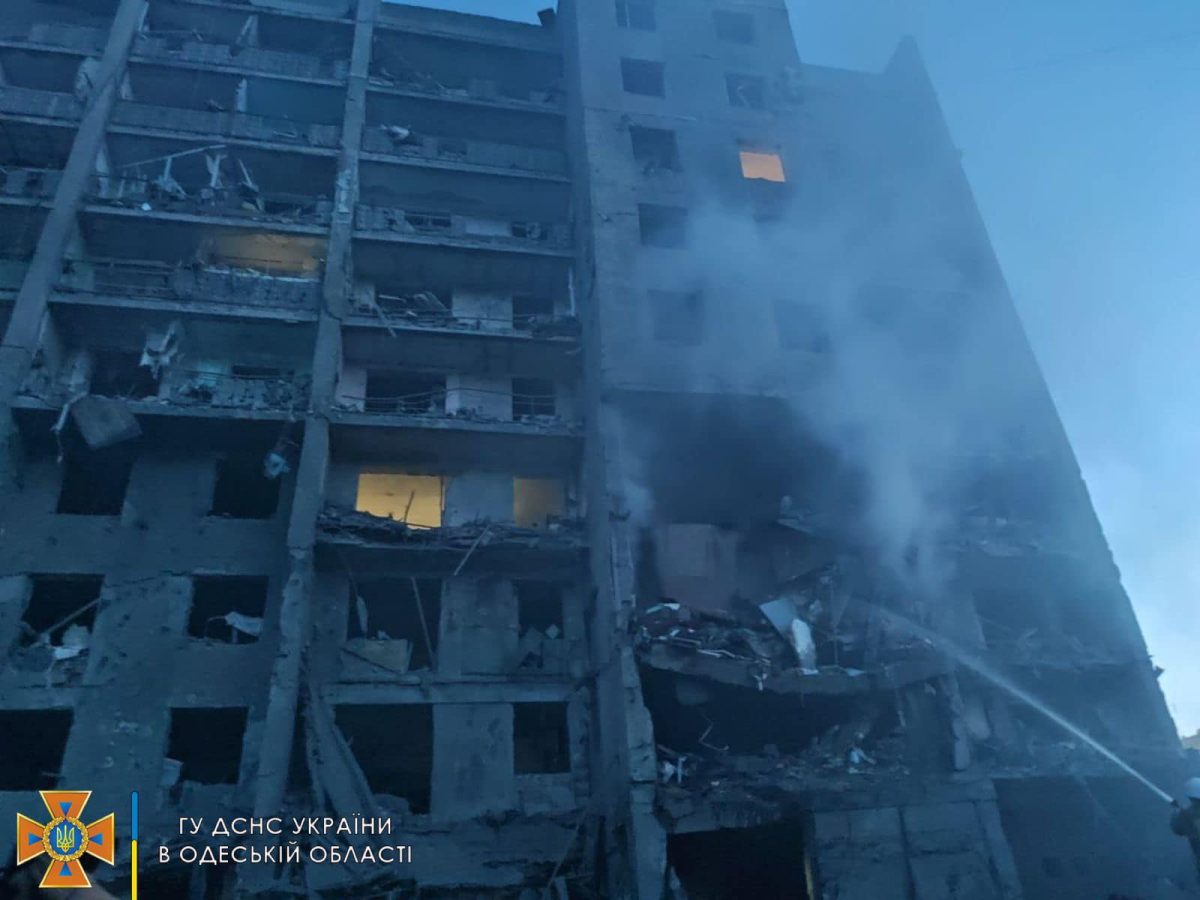 Ουκρανία: Πολυκατοικία  χτυπήθηκε από ρωσικό πύραυλο – 17 νεκροί