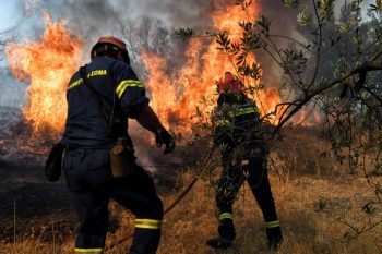 Μαίνεται η μεγάλη πυρκαγιά στη Θάσο – Μήνυμα του 112 για εκκένωση