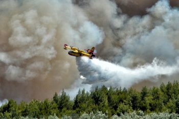 Μαίνεται η πυρκαγιά στο Άγιο Όρος – Ενισχύθηκαν οι πυροσβεστικές δυνάμεις