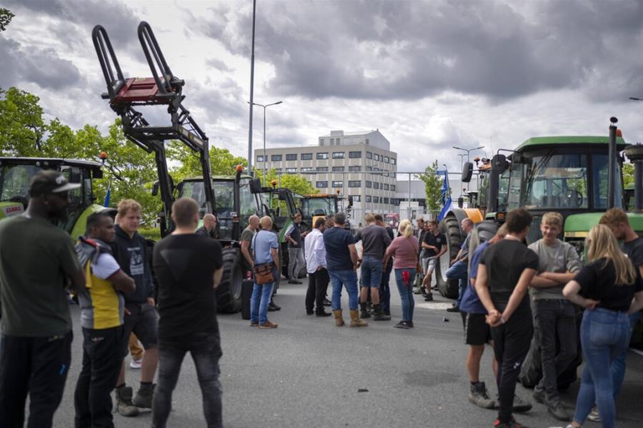 Ολλανδία: Προειδοποιητικά πυρά της αστυνομίας σε διαμαρτυρίες αγροτών και κτηνοτρόφων