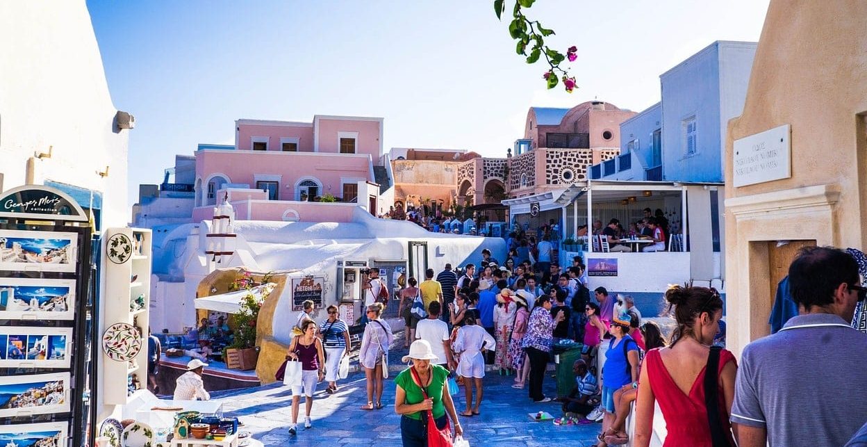 Βουλιάζουν τα νησιά μας – Nέα ρεκόρ αφίξεων