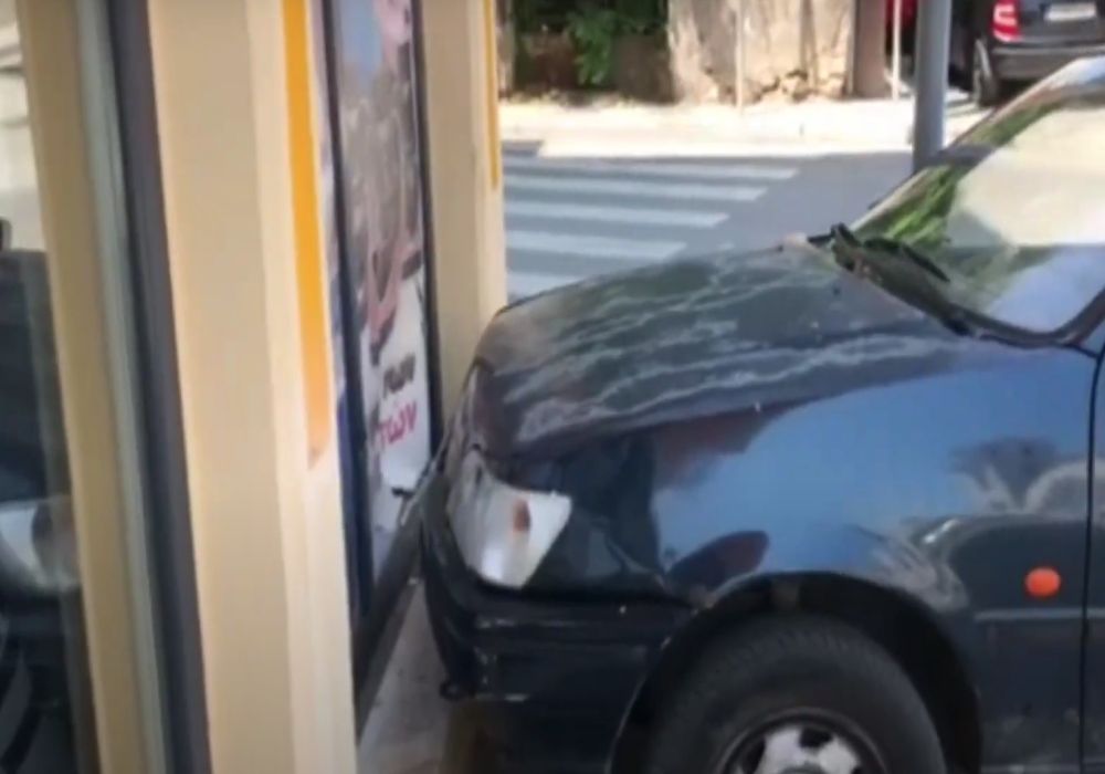 Κοζάνη: Αυτοκίνητο έπεσε σε βιτρίνα καταστήματος (Video)