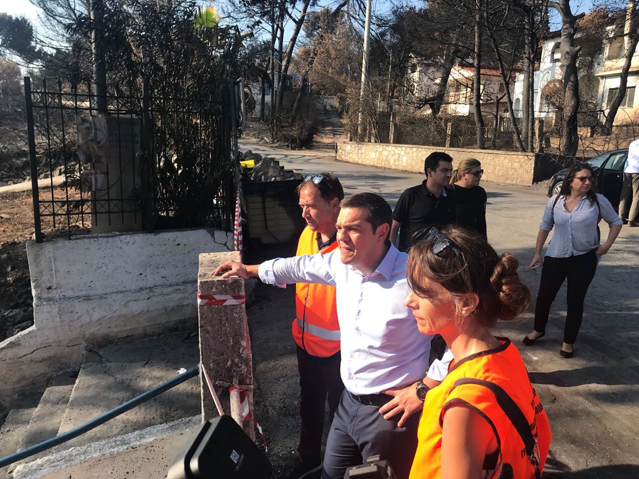 Εμμονές του ΣΥΡΙΖΑ με τους παπάδες και τους πυροσβέστες